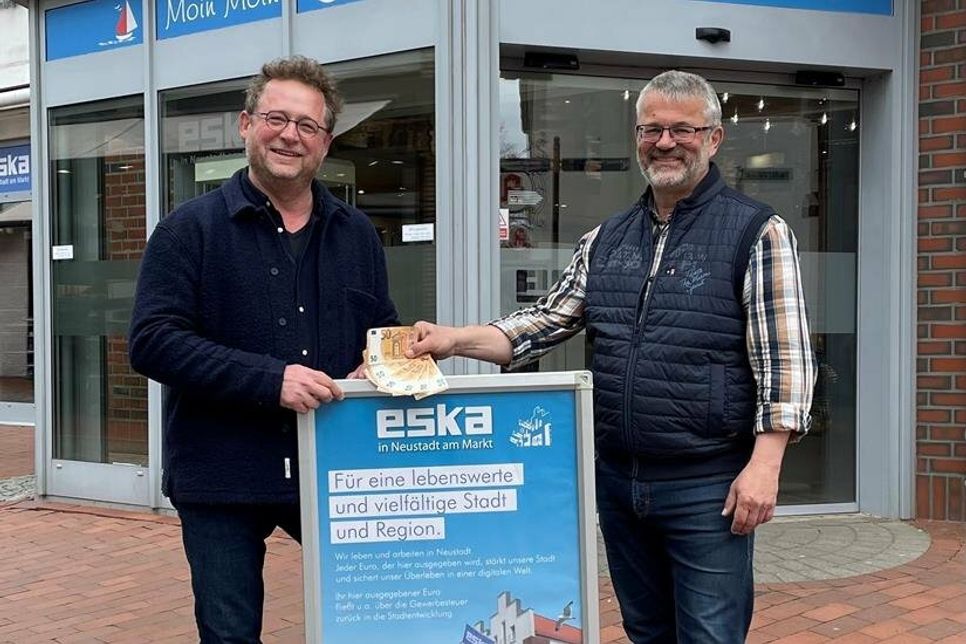 Bandgründer Torsten Lengsfeld und Jürgen Mohr vom Gewerbeverein (v. lks.) bei der Spendenübergabe.