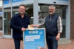 Bandgründer Torsten Lengsfeld und Jürgen Mohr vom Gewerbeverein (v. lks.) bei der Spendenübergabe.