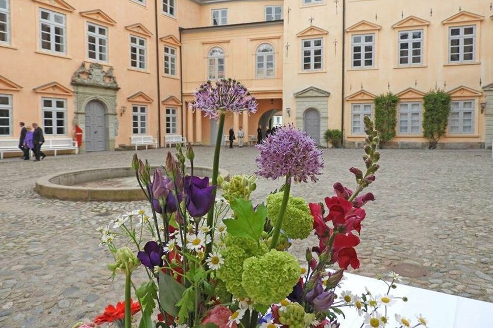 Blumen im Innenhof und am Eingangsportal ein warmes Willkomm.