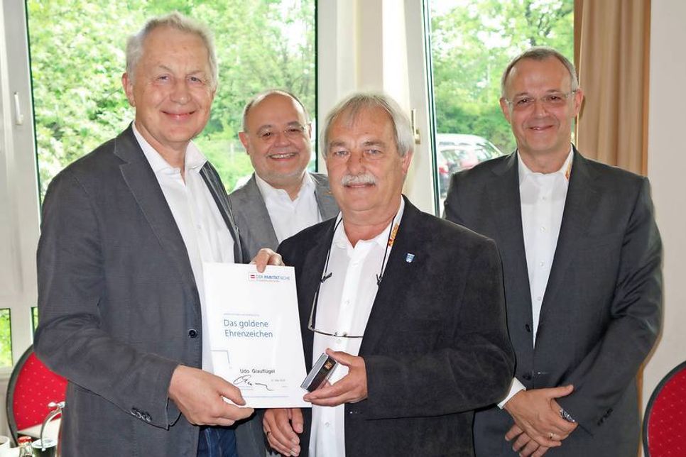 Der Vorsitzende des DPWV Günter Ernst-Basten (rechts) überreichte die Auszeichnung  an Udo Glauflügel (dritter von links) in Anwesenheit des ASB-Landesgeschäftsführers Heribert Röhrig (zweiter von links) und dem ASB-Landesvorsitzenden Thomas Elvers (rechts).
