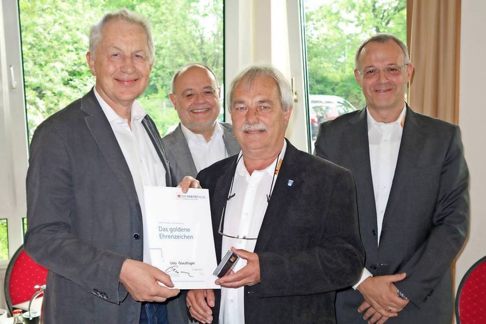Der Vorsitzende des DPWV Günter Ernst-Basten (rechts) überreichte die Auszeichnung an Udo Glauflügel (dritter von links) in Anwesenheit des ASB-Landesgeschäftsführers Heribert Röhrig (zweiter von links) und dem ASB-Landesvorsitzenden Thomas Elvers (rechts).