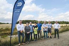 Der Nachmittag endete mit einem gemeinsamen Gruppenfoto, das die erfolgreiche Zusammenarbeit aller Beteiligten symbolisiert.