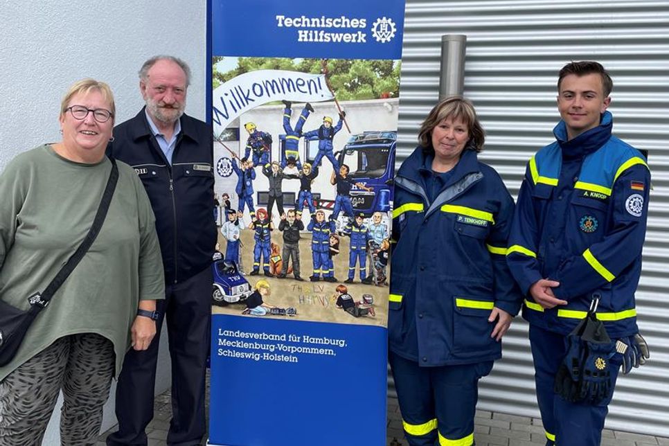 Angelika Lange von der Neustädter Schützengilde übergibt die Spende an Heinrich und  Petra Tenkhoff (THW) und Jugendgruppenleiter Arne Knoop (v. lks.).
