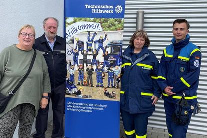Angelika Lange von der Neustädter Schützengilde übergibt die Spende an Heinrich und  Petra Tenkhoff (THW) und Jugendgruppenleiter Arne Knoop (v. lks.).