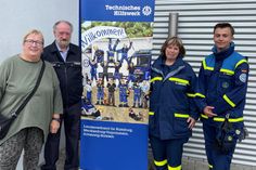 Angelika Lange von der Neustädter Schützengilde übergibt die Spende an Heinrich und  Petra Tenkhoff (THW) und Jugendgruppenleiter Arne Knoop (v. lks.).
