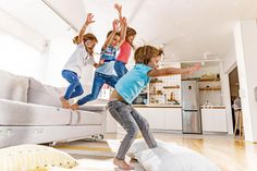 Toben erlaubt – wenn der Boden mitmacht: Eine gute Kombination aus Estrich und Trittschalldämmung sorgt auch bei lebhaftem Familienalltag für mehr Ruhe im Haus.