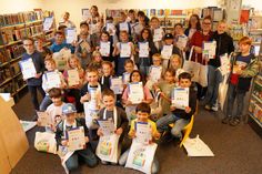 Stolz zeigen die Kinder ihre Urkunde vom FerienLeseClub.