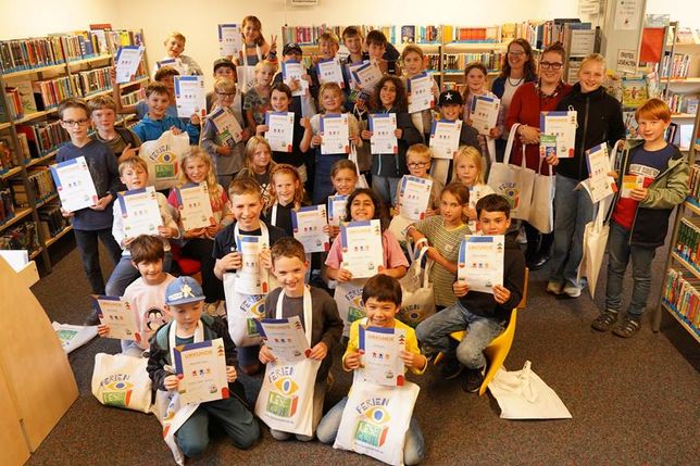 Stolz zeigen die Kinder ihre Urkunde vom FerienLeseClub.