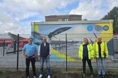 Tourismusleiter Raymond Kiesbye, Bürgermeister Stefan Schwardt, Verbandsvorsteherin Uta Sablowski und Projektingenieur Jan Kleinwort vom Zweckverband Karkbrook vor dem neuen Kunstwerk an der Kirschenallee.