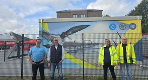Tourismusleiter Raymond Kiesbye, Bürgermeister Stefan Schwardt, Verbandsvorsteherin Uta Sablowski und Projektingenieur Jan Kleinwort vom Zweckverband Karkbrook vor dem neuen Kunstwerk an der Kirschenallee.