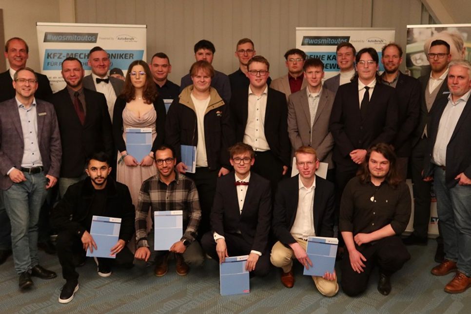 Die frischgebackenen Junggesellen mit Innungsobermeister Denis Preuß (lks.) und Volksbankvorstandsmitglied Torben Mothes (2. v. lks.) sowie Bürgermeister Sven Radestock (re.) und Berufsschullehrer der Kfz-Fachklasse Carsten Schmidt (3. v. re.). (Fotos: Gründemann)