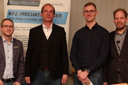 Lasse Aimo Brede wurde von Denis Preuß (2. v. lks.) als Innungsbester ausgezeichnet. Dabei waren Volksbankvorstandsmitglied Torben Mothes (lks.) und Berufsschullehrer der Kfz-Fachklasse Carsten Schmidt (re.).