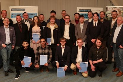 Die frischgebackenen Junggesellen mit Innungsobermeister Denis Preuß (lks.) und Volksbankvorstandsmitglied Torben Mothes (2. v. lks.) sowie Bürgermeister Sven Radestock (re.) und Berufsschullehrer der Kfz-Fachklasse Carsten Schmidt (3. v. re.). (Fotos: Gründemann)