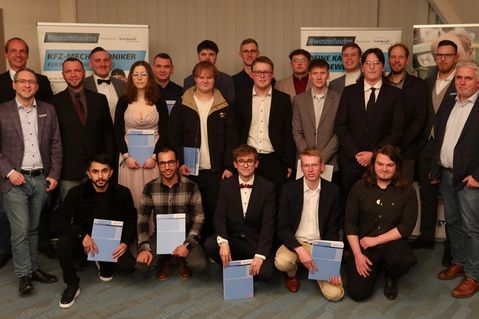 Die frischgebackenen Junggesellen mit Innungsobermeister Denis Preuß (lks.) und Volksbankvorstandsmitglied Torben Mothes (2. v. lks.) sowie Bürgermeister Sven Radestock (re.) und Berufsschullehrer der Kfz-Fachklasse Carsten Schmidt (3. v. re.). (Fotos: Gründemann)