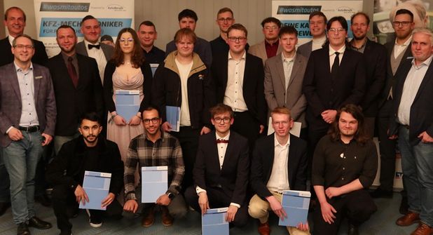 Die frischgebackenen Junggesellen mit Innungsobermeister Denis Preuß (lks.) und Volksbankvorstandsmitglied Torben Mothes (2. v. lks.) sowie Bürgermeister Sven Radestock (re.) und Berufsschullehrer der Kfz-Fachklasse Carsten Schmidt (3. v. re.). (Fotos: Gründemann)