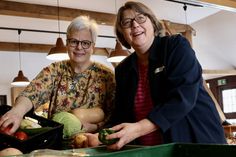 Elke Rabeler-Schmidt vom Verein Foodsharing (lks.) und Astrid Faehling vom Frauenwerk freuen sich auf leckere und kreative Gerichte aus allerlei Zutaten. (Foto: KKOH/Raskop)