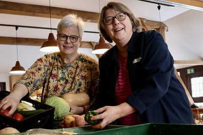 Elke Rabeler-Schmidt vom Verein Foodsharing (lks.) und Astrid Faehling vom Frauenwerk freuen sich auf leckere und kreative Gerichte aus allerlei Zutaten. (Foto: KKOH/Raskop)