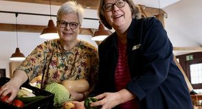 Elke Rabeler-Schmidt vom Verein Foodsharing (lks.) und Astrid Faehling vom Frauenwerk freuen sich auf leckere und kreative Gerichte aus allerlei Zutaten. (Foto: KKOH/Raskop)