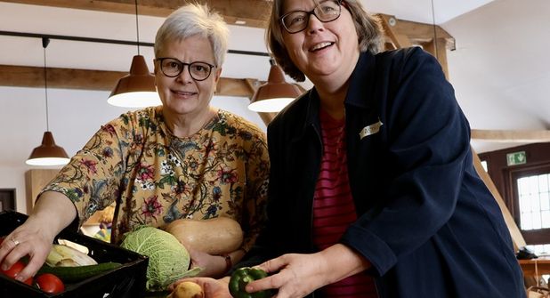 Elke Rabeler-Schmidt vom Verein Foodsharing (lks.) und Astrid Faehling vom Frauenwerk freuen sich auf leckere und kreative Gerichte aus allerlei Zutaten. (Foto: KKOH/Raskop)