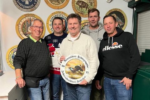 Ältermann Dr. Ralf Stolley, Robert Pasewald, Gewinner der Ehrenscheibe Oberst Detlef Scheel, Jan Nadziczny und der amtierenden Schützenkönig Benedikt Steiner (v. lks.).