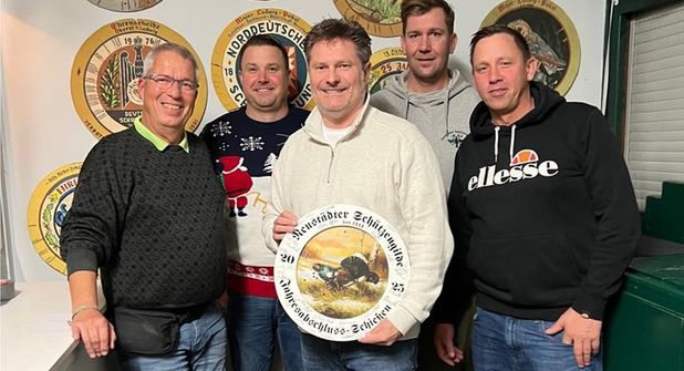 Ältermann Dr. Ralf Stolley, Robert Pasewald, Gewinner der Ehrenscheibe Oberst Detlef Scheel, Jan Nadziczny und der amtierenden Schützenkönig Benedikt Steiner (v. lks.).