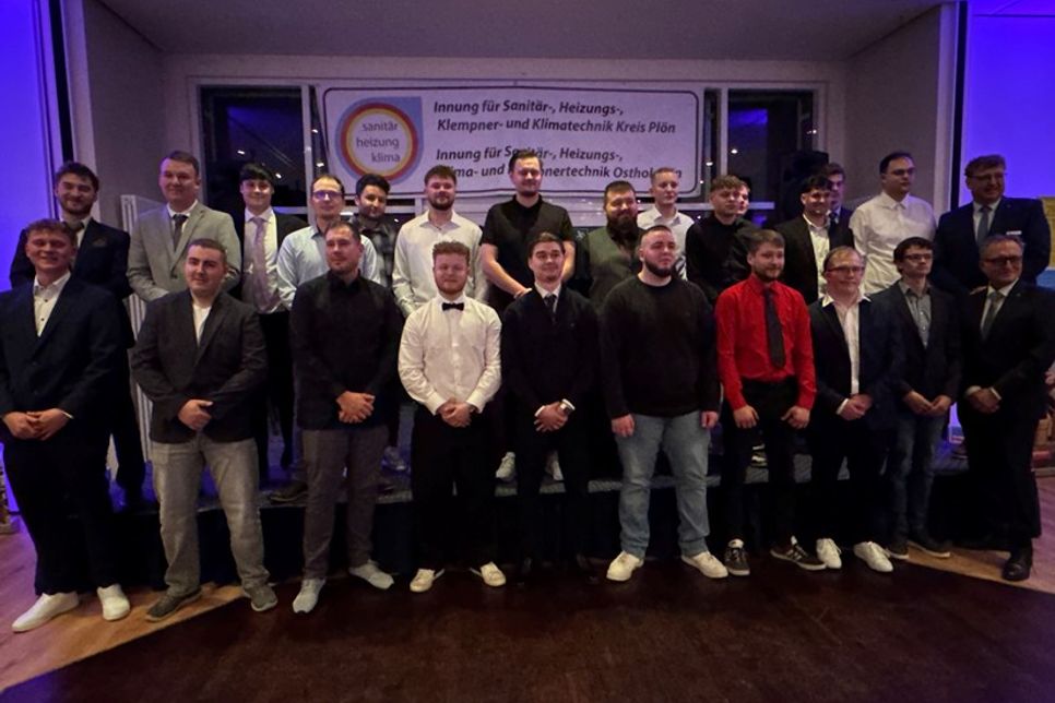 Die Junggesellen mit den Obermeistern der Innungen Marc Bruhn und Volker Blunck.