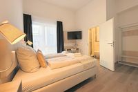 Alle Zimmer verfügen über ein eigenes Bad und Sky-Entertainment.