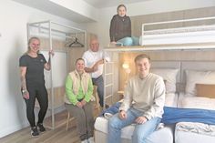Im „Kapitänszimmer“: Familie Zilian (v. re.) mit Lukas, Lucy, Klaus und Nicole Zilian sowie Mareike Krüger-Jens präsentieren eines der großzügigen Zimmer im „Fairschlafen“.