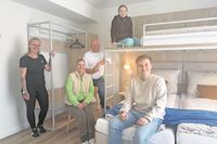Im „Kapitänszimmer“: Familie Zilian (v. re.) mit Lukas, Lucy, Klaus und Nicole Zilian sowie Mareike Krüger-Jens präsentieren eines der großzügigen Zimmer im „Fairschlafen“.