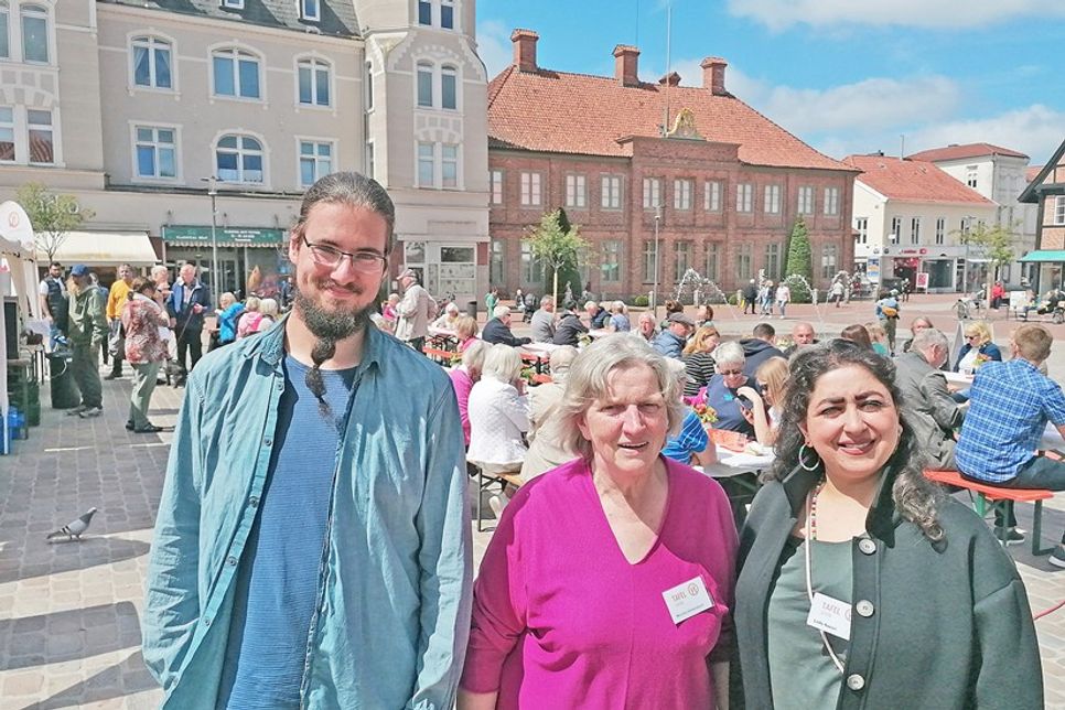 Zum Geburtstag 25+2 hatten Monika Gertenbach (Mi.) und ihr Team auch an die Lange Tafel gebeten.