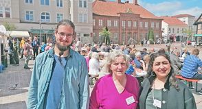 Zum Geburtstag 25+2 hatten Monika Gertenbach (Mi.) und ihr Team auch an die Lange Tafel gebeten.