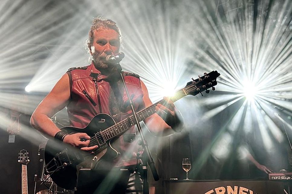 Bandleader Boerney (Bernd Wiedenhöft) von „Boerney & die Tri Tops“ live on stage ...