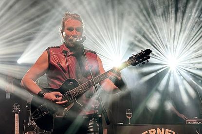 Bandleader Boerney (Bernd Wiedenhöft) von „Boerney & die Tri Tops“ live on stage ...