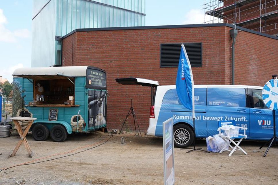 Ein Bus mit Informationen von der Initiative „kommunal kann“ und ein Stand mit Getränken rundeten die Besichtigung ab.
