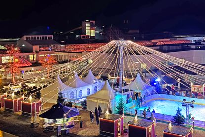 Auch von oben wirkt der Weihnachtsmarkt sehr einladend.