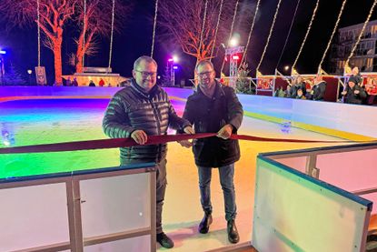 Maßgeblich an der Planung zum Weihnachtsmarkt beteiligt war Monique Xiao, Assistentin der Geschäftsleitung des Ferien- und Freizeitparks Weisssenhäuser Strand. Eröffnet wurde der Weihnachtsmarkt am Freitagnachmittag von Lennart Kohlhaus und David Depenau mit dem Durchschneiden eines roten Bandes.
