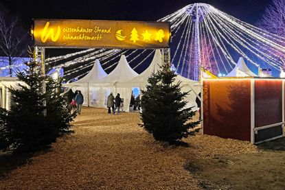 Bereits im Eingangsbereich zum Weihnachtsmarkt ist die besondere Atmosphäre zu spüren.