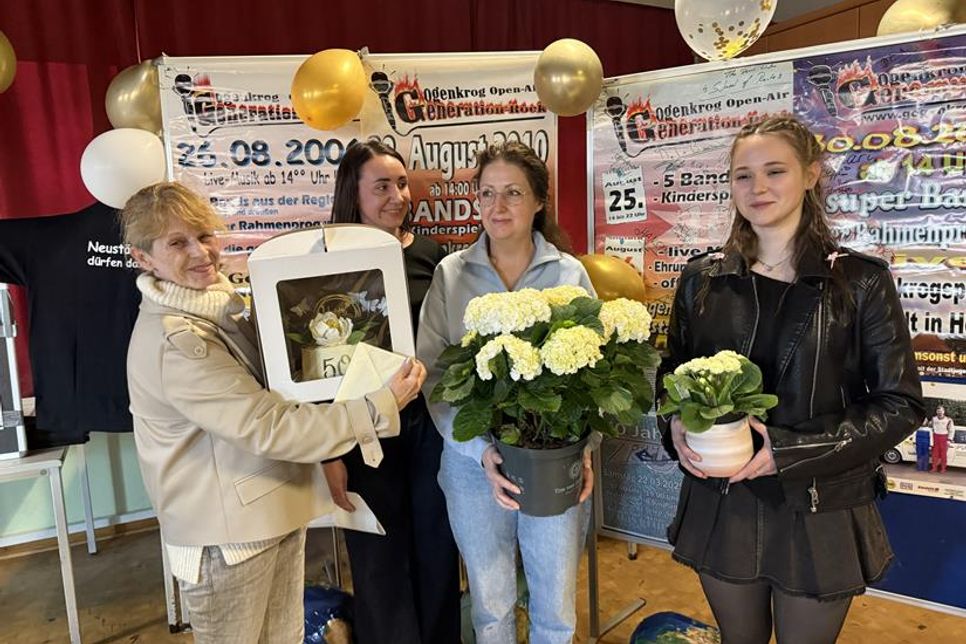 Eine Gruppe aus den ukrainischen Tanz- und Fitnessgruppen überreichte Blumen und selbstgemachte Geschenke an Gisela Vehring (lks.).