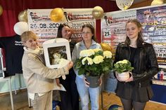 Eine Gruppe aus den ukrainischen Tanz- und Fitnessgruppen überreichte Blumen und selbstgemachte Geschenke an Gisela Vehring (lks.).