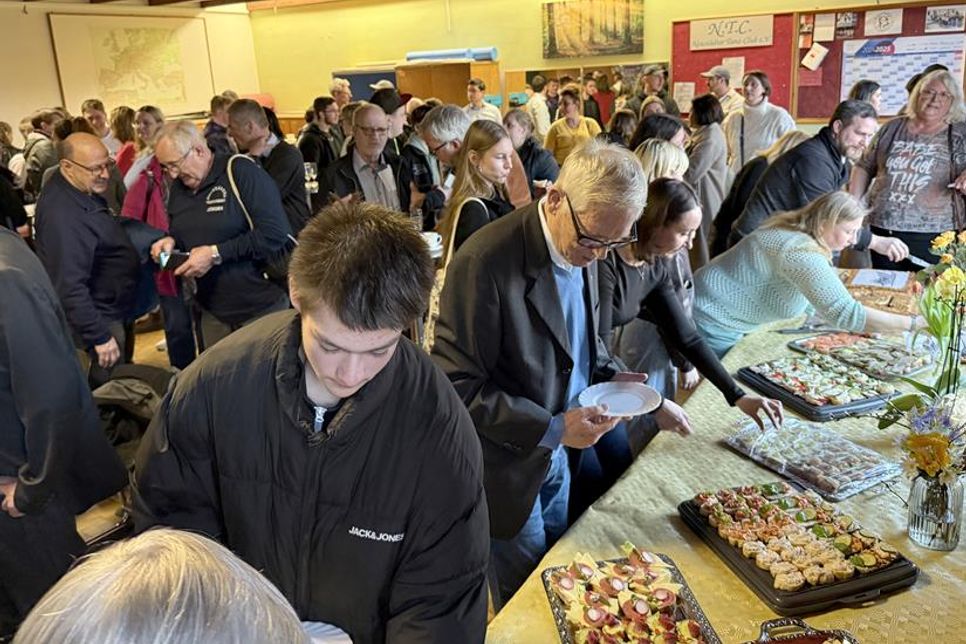 Zwischen der Feierstunde und der abendlichen Party konnten sich die Gäste mit leckeren Schnittchen stärken.