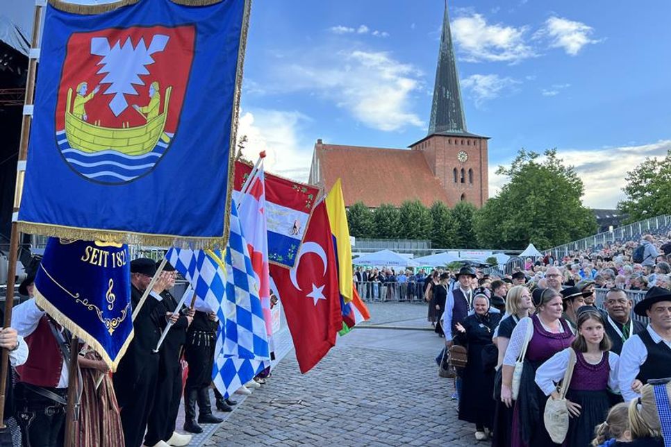 Im „geordneten Durcheinander“ zogen die 12 Folkloregruppen zum Auftakt der Abschlussveranstaltung auf den Neustädter Marktplatz.