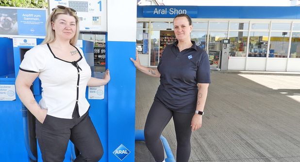 „Wir sind noch da!“: Inhaberin Juliane Lowien (li.) und Stationsleiterin Jacqueline Münster hoffen, dass die Kund*innen den Weg zu ihnen finden.