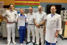 Die Versorgung von Notfallpatienten ist Teamleistung. Stellvertretend für alle beteiligten Fachdisziplinen freuen sich hier über die Zertifizierung als Cardiac Arrest Center: Prof. Peter Radke (Ärztlicher Direktor), Tina Beckmann (Fachkrankenschwester für Notfallpflege), Dr. Martin Massmann (Oberarzt Zentrum für Notfall- und Akutmedizin), Dr. Wolfgang Dersch (Chefarzt Zentrum für Notfall- und Akutmedizin) und Abdelrahman Elhakim (Leitung Herzkatheterlabor) (v. lks.).