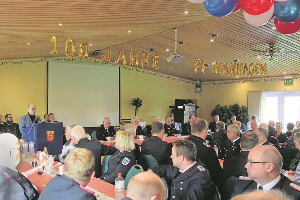 Rainer Rübenhofer, einer der vielen Gastredner, überbrachte die Grüße des Kreises vor einem voll besetzten Festsaal.