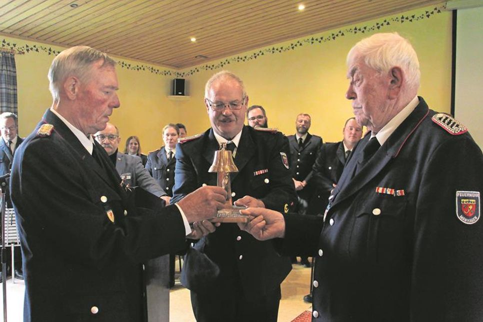 Ehrengemeindewehrführer Rolf-Dieter Stender, Gemeindewehrführer Klaus Seehase und Ehrengemeindewehrführer Bruno Schütt (v. lks.) präsentierten stolz die Bronzene Glocke, die das Land Schleswig-Holstein als Ehrengabe zum 100-jährigen Jubiläum verlieh.