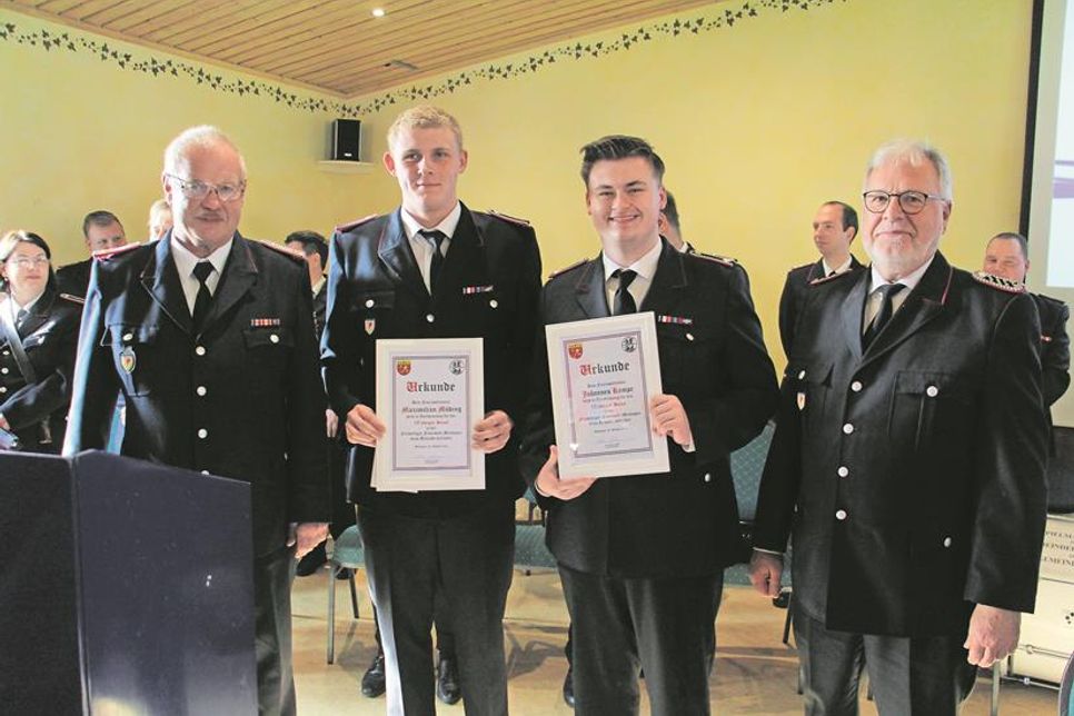 Klaus Seehase (lks.) und Bürgermeister Andreas Kröger (re.) ehrten Maximilian Möding (2. v. lks.) und Johannes Kempe für ihre 10-jährige Treue zur Manhagener Feuerwehr.