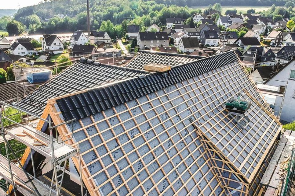 Bei einer energetischen Modernisierung oder Dachsanierung sollte der sommerliche Hitzeschutz mit beachtet werden. Foto: DJD/puren