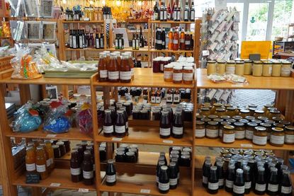 Der Bauernladen bietet eine köstliche Auswahl an Konfitüren, Gelee, Säften, Fruchtweinen, Likören sowie weiteren Spezialitäten.