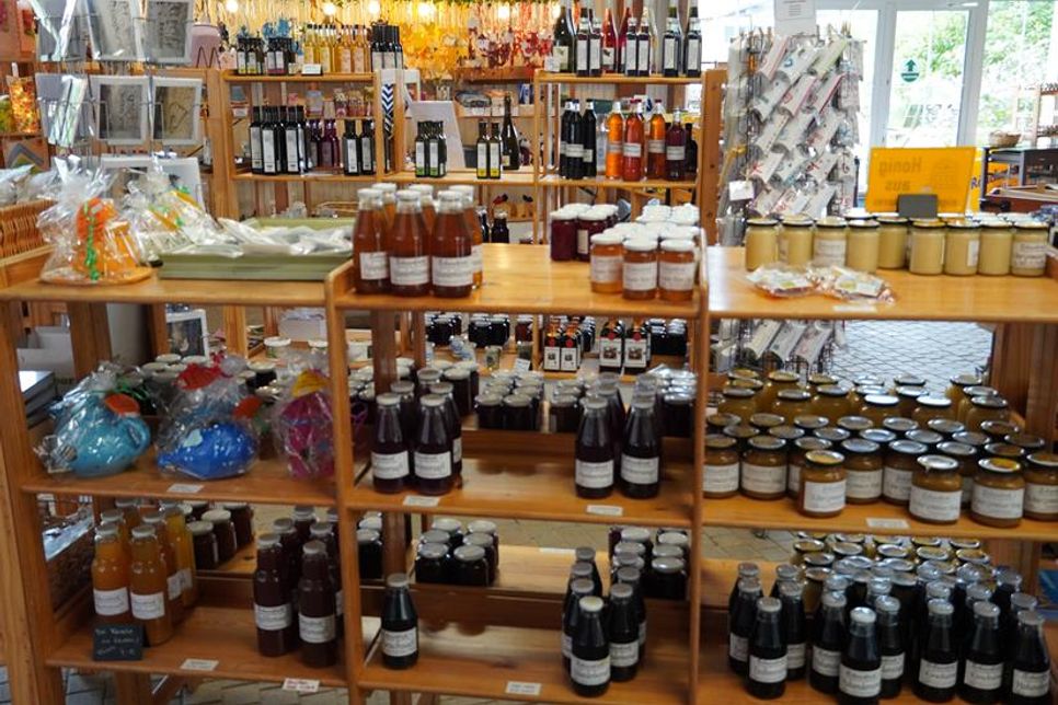 Der Bauernladen bietet eine köstliche Auswahl an Konfitüren, Gelee, Säften, Fruchtweinen, Likören sowie weiteren Spezialitäten.