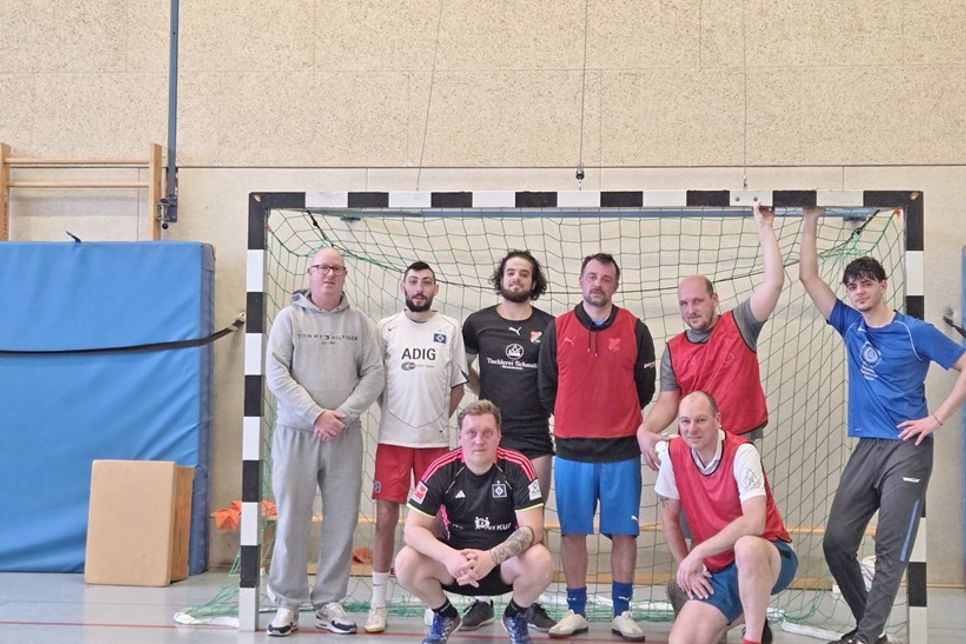 Die Fußball-Herren beim Hallentraining, links im Tor der Trainer Marcel Kuehn und kniend vorne rechts der wiedergewählte 2. Vorsitzende Benjamin Denissow.